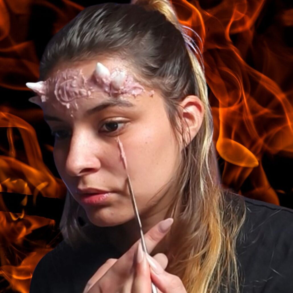 demoon make-up look demonische tranen aanbrengen onder de ogen, verkrijgbaar bij SchminkenGrime.nl