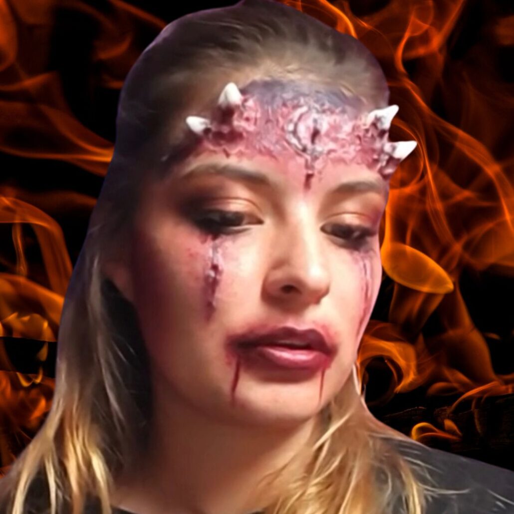 demoon make-up look bloed aanbrengen met mehron stage blood, verkrijgbaar bij SchminkenGrime.nl