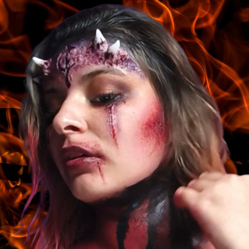 demoon make-up look hals en schouders doorwerken in rood en zwart, verkrijgbaar bij SchminkenGrime.nl