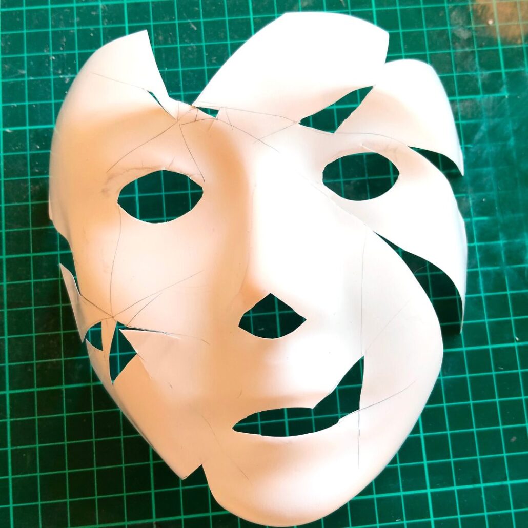 Kunststof masker uitgesneden en voorbereid voor enge pop schmink Halloween look