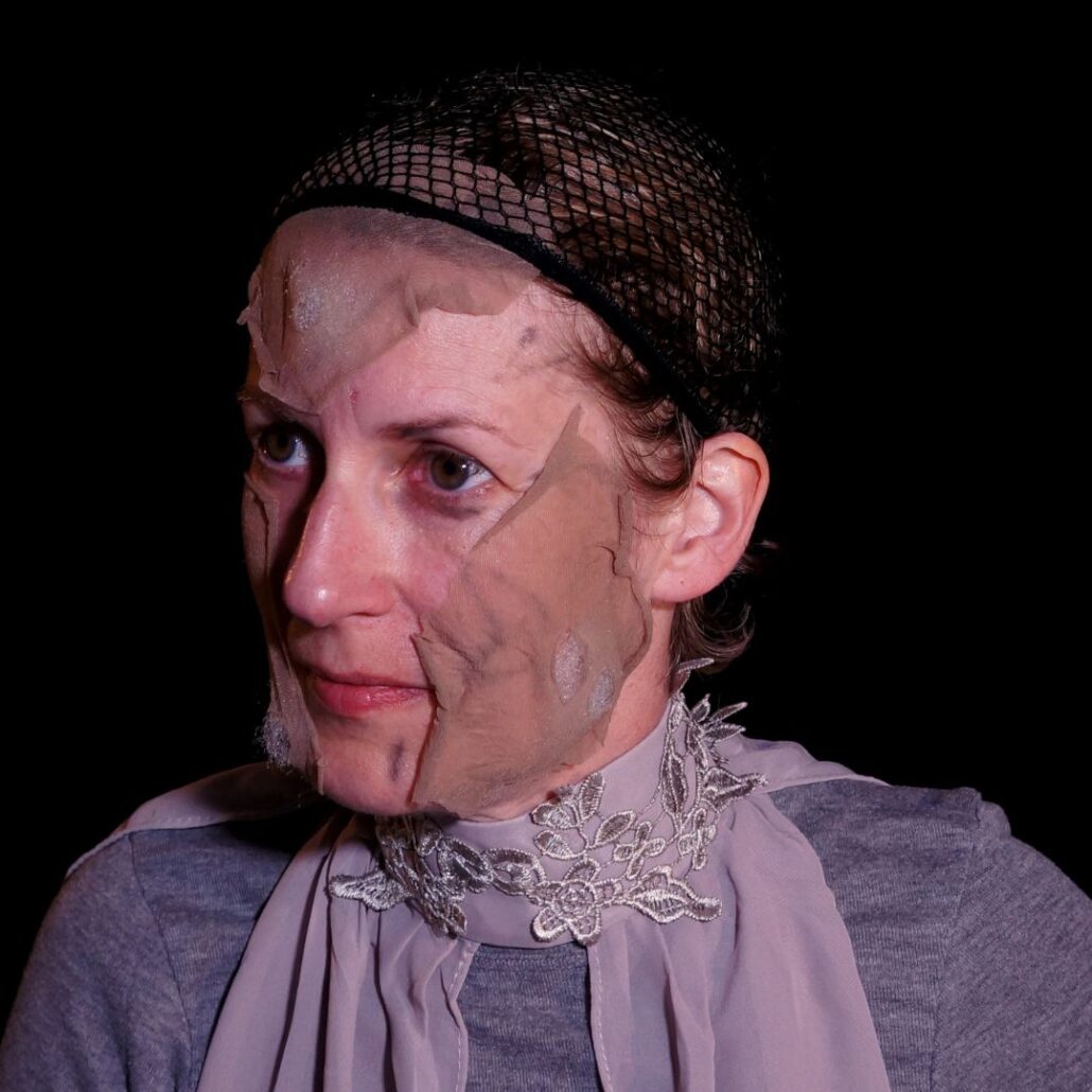 Panty over gezicht geplakt voor textuur en diepte in enge pop schmink