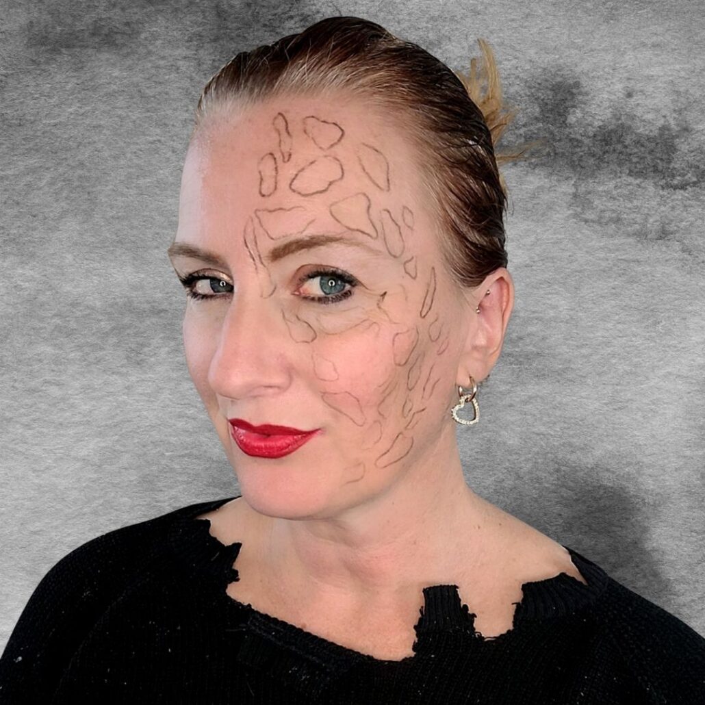 Begin van freddy krueger schmink, rondjes tekenen met make-up potlood, verkrijgbaar bij SchminkenGrime.nl