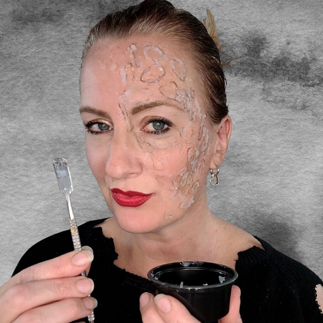 Sculpt Gel aanbrengen rond de getekende lijnen voor freddy krueger schmink, verkrijgbaar bij SchminkenGrime.nl