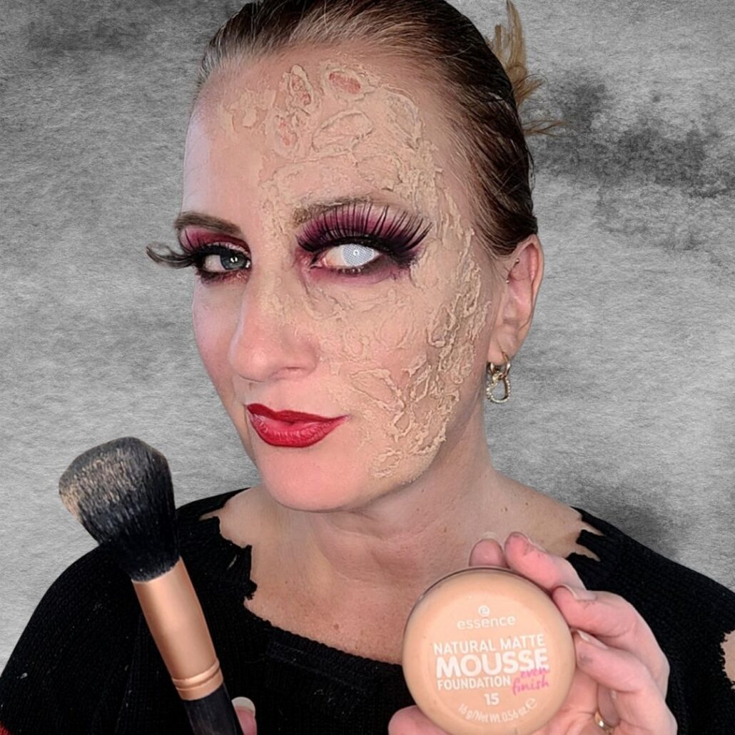 Sculpt Gel afpoederen en foundation aanbrengen bij freddy krueger schmink, verkrijgbaar bij SchminkenGrime.nl