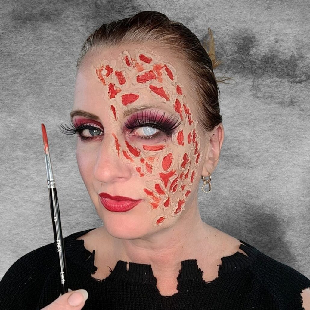 Rode schmink gebruiken om wonden van freddy krueger schmink in te kleuren, verkrijgbaar bij SchminkenGrime.nl