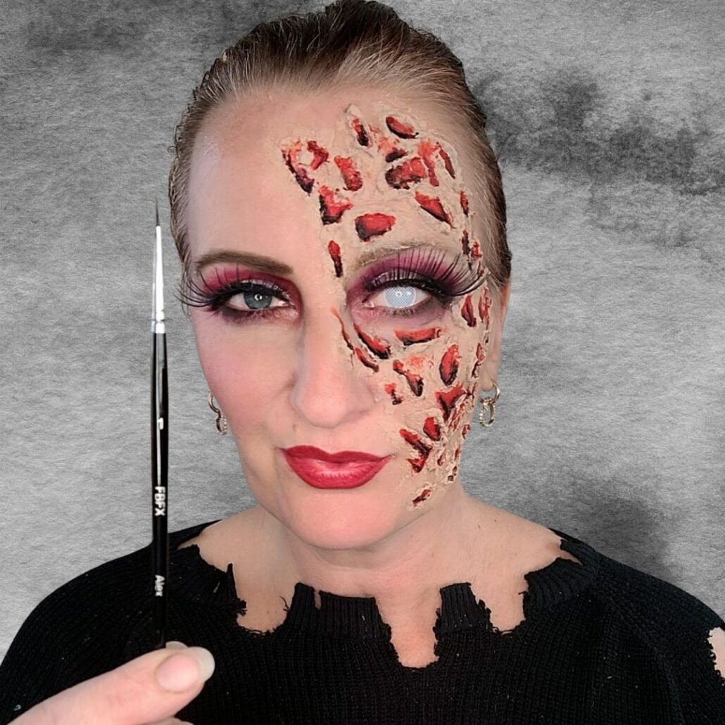 Zwarte schmink toevoegen voor schaduwen bij freddy krueger schmink, verkrijgbaar bij SchminkenGrime.nl