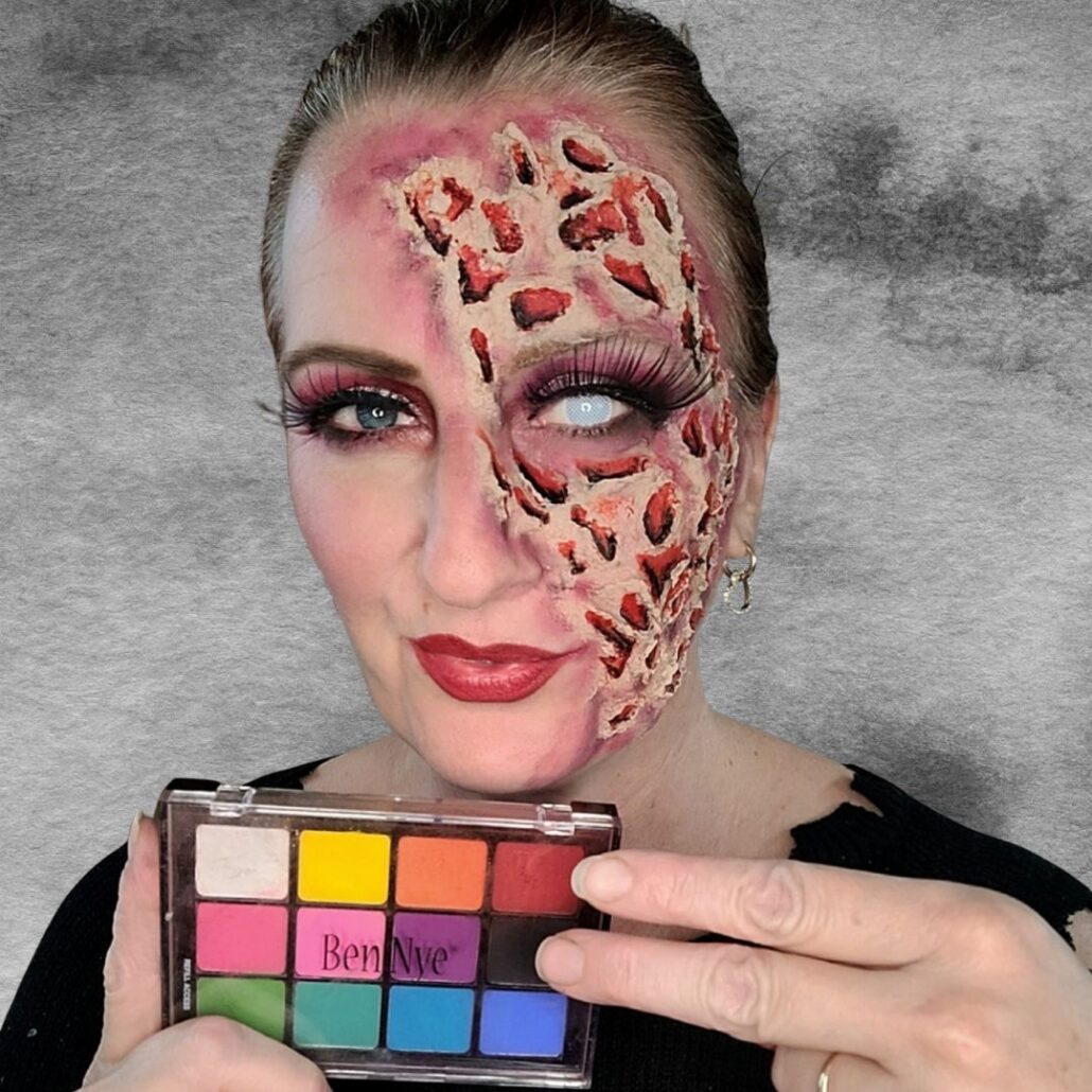 Oogschaduw in rood en zwart gebruiken voor irritatie bij freddy krueger schmink, verkrijgbaar bij SchminkenGrime.nl