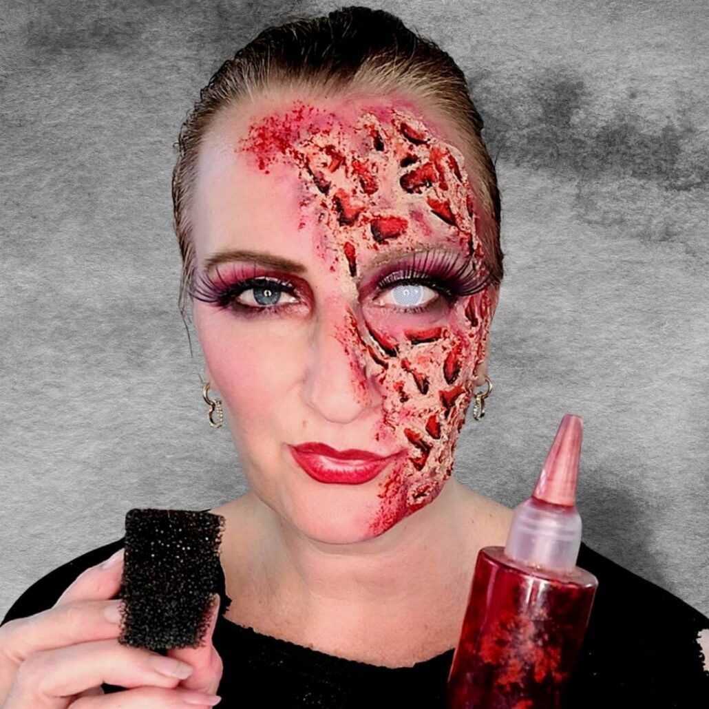Vloeibaar bloed deppen met een spons voor freddy krueger schmink, verkrijgbaar bij SchminkenGrime.nl