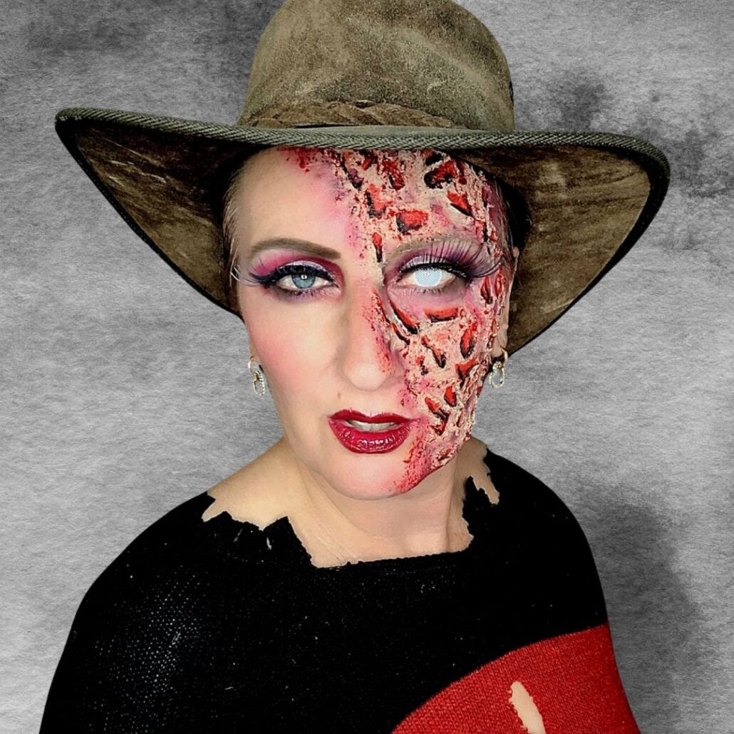 Eindresultaat Freddy Krueger schmink met trui en hoed, verkrijgbaar bij SchminkenGrime.nl