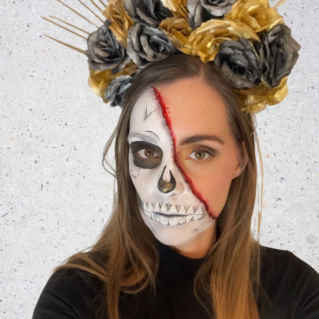 Half Skull Schmink met goud en fake blood – elegante Halloween look, verkrijgbaar bij SchminkenGrime.nl