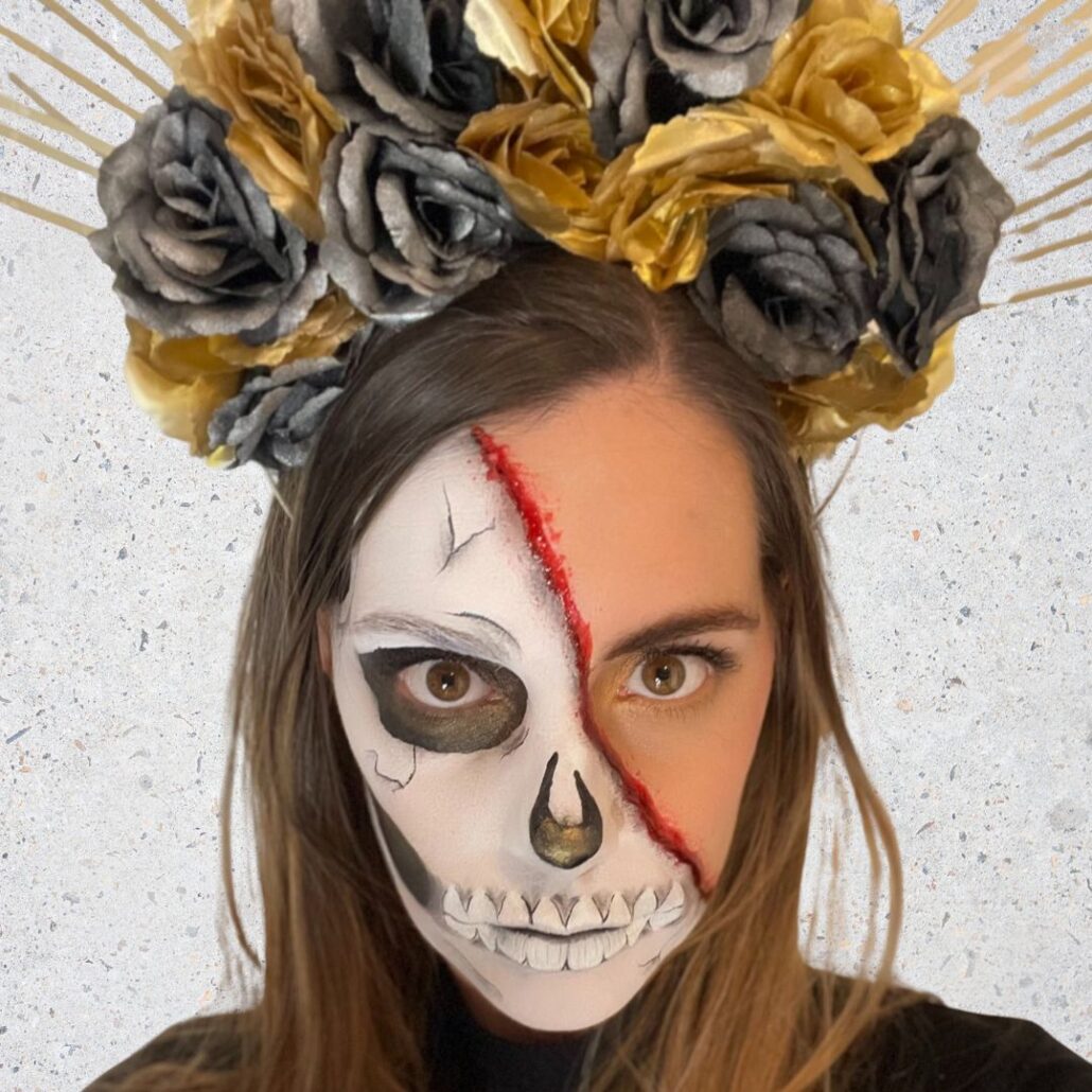 Half Skull Schmink close-up met zwarte oogkassen en rode bloedlijn – verkrijgbaar bij SchminkenGrime.nl
