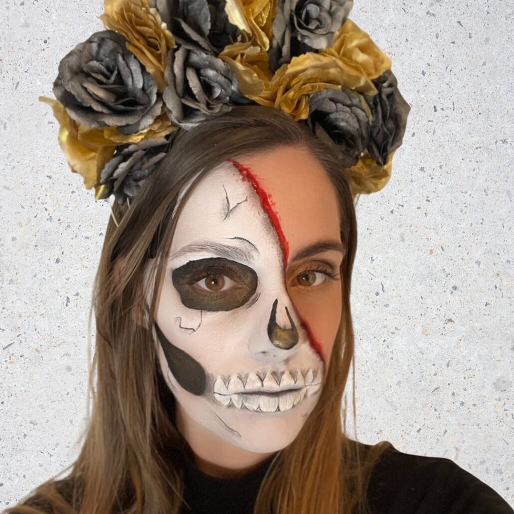 Half Skull Schmink met zwarte en gouden bloemenkroon – stijlvolle Halloween make-up, verkrijgbaar bij SchminkenGrime.nl