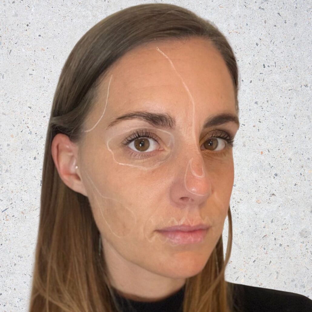 Schets schedellijnen met wit oogpotlood voor de Half Skull Schmink – verkrijgbaar bij SchminkenGrime.nl