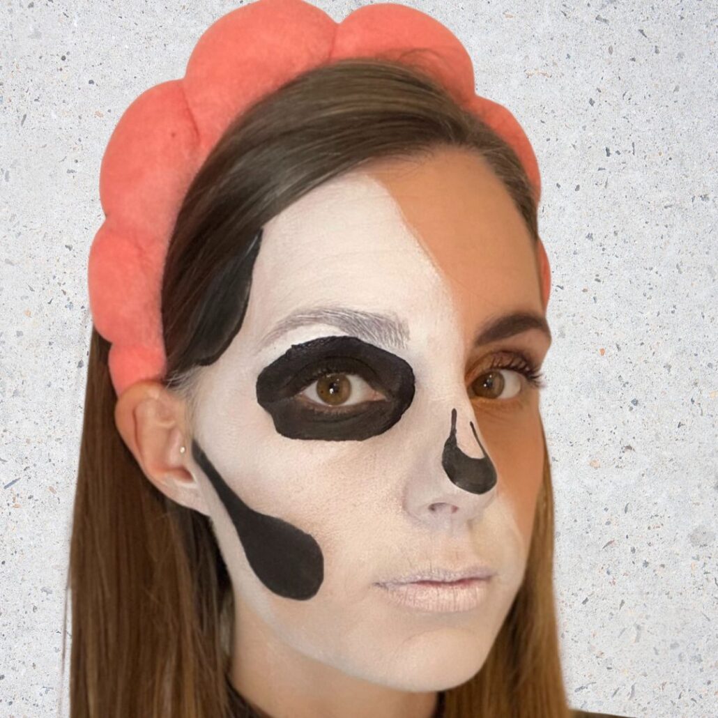 Inkleuren van schedelvlakken met Diamond FX Black – Half Skull Schmink – verkrijgbaar bij SchminkenGrime.nl