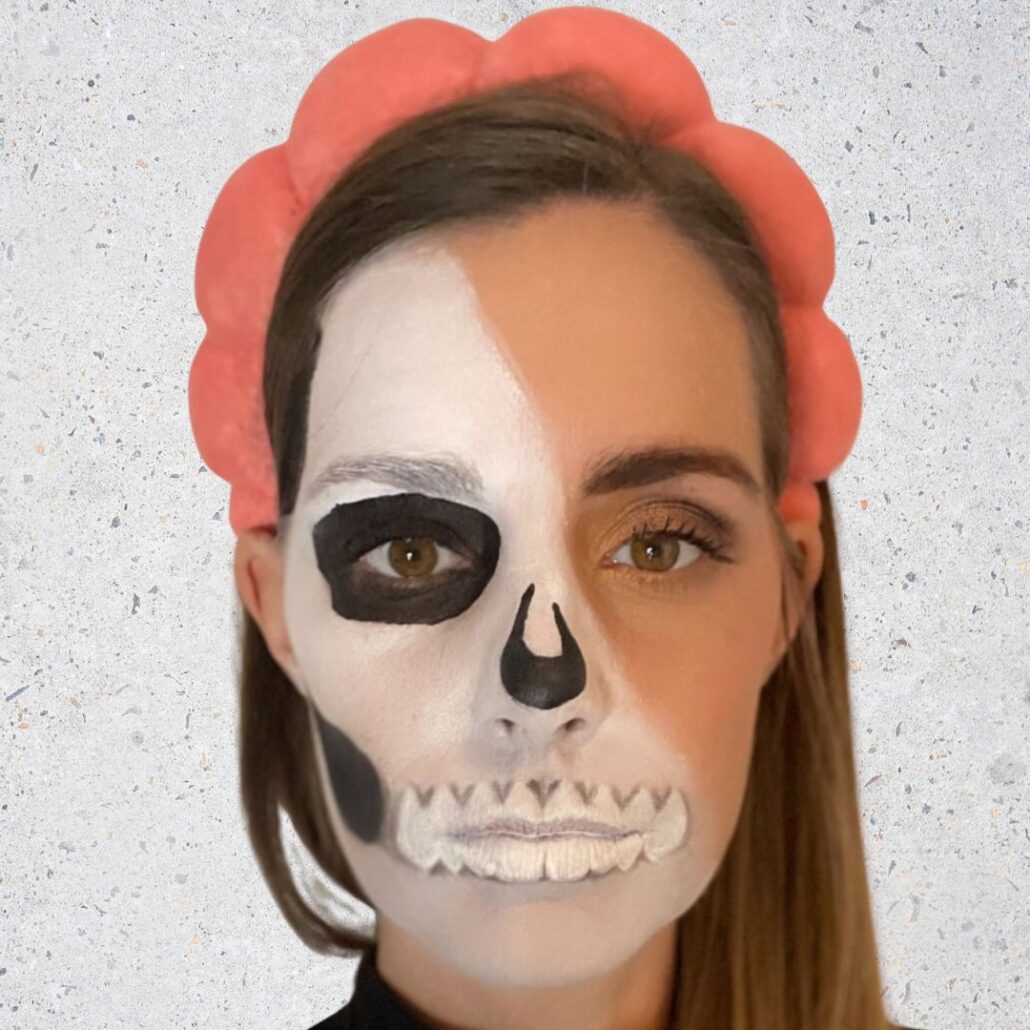 Schaduwen aanbrengen tussen de tanden voor realistisch effect – Half Skull Schmink – verkrijgbaar bij SchminkenGrime.nl