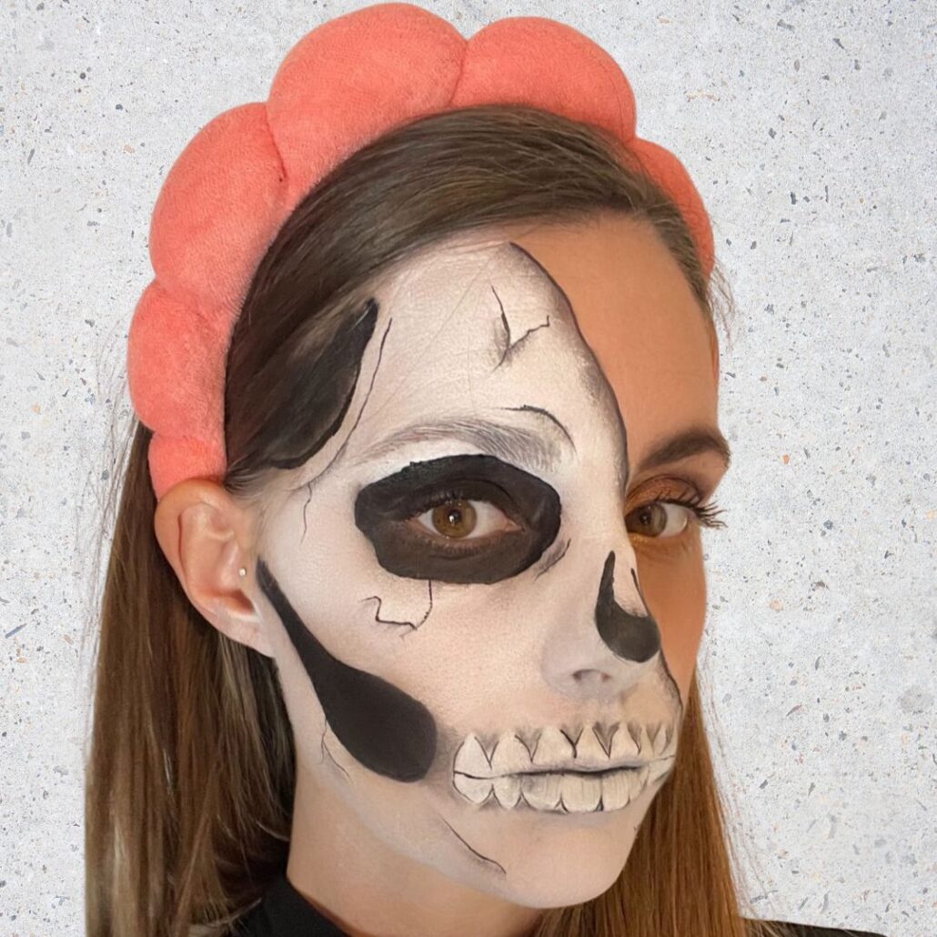 Lijntjes en scheurtjes tekenen met Diamond FX Black – Half Skull Schmink – verkrijgbaar bij SchminkenGrime.nl