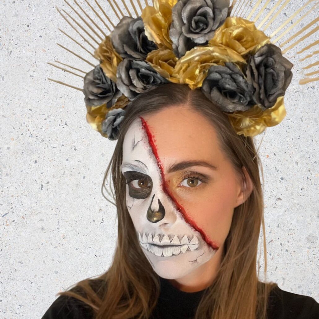 Fake blood aanbrengen als finishing touch – Half Skull Schmink – verkrijgbaar bij SchminkenGrime.nl
