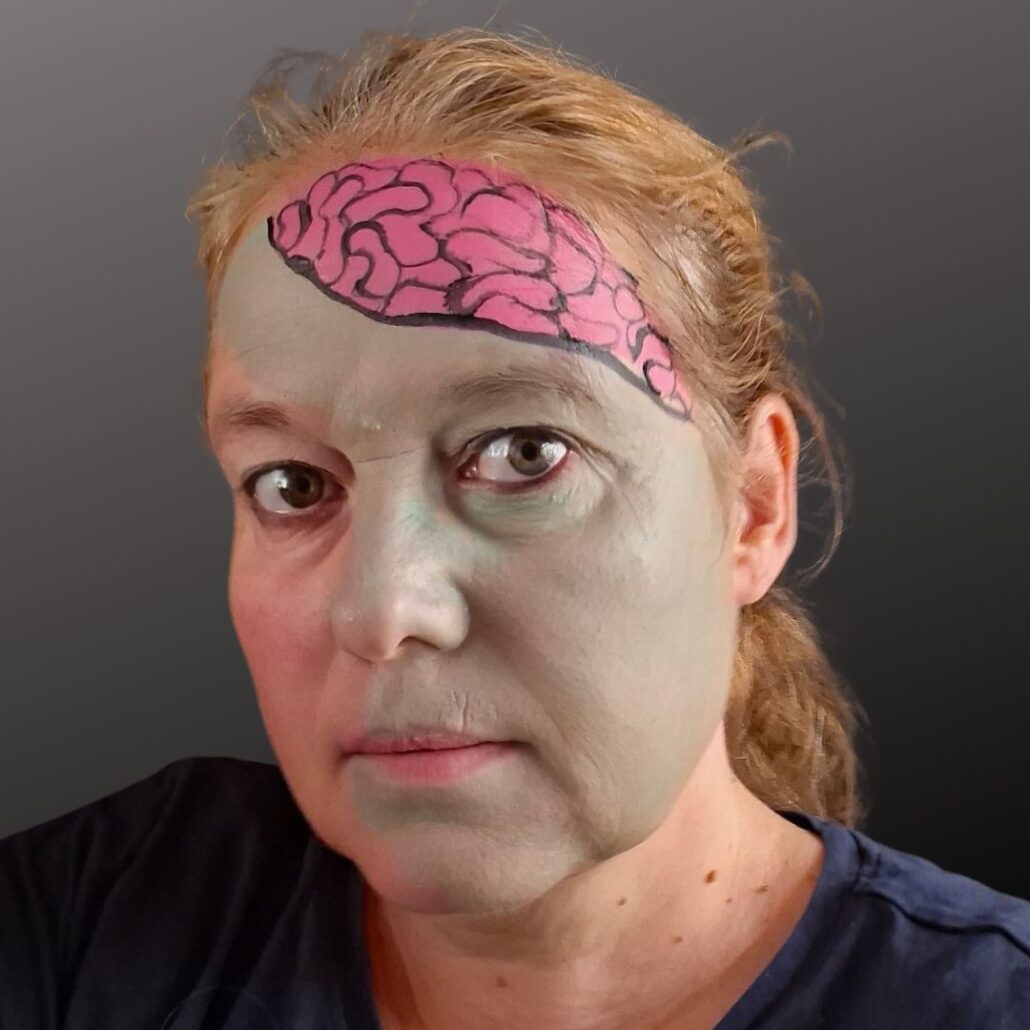 Halloween zombie schmink met hersenstructuur in roze tinten – schminkvoorbeeld van Josefa, verkrijgbaar bij SchminkenGrime.nl