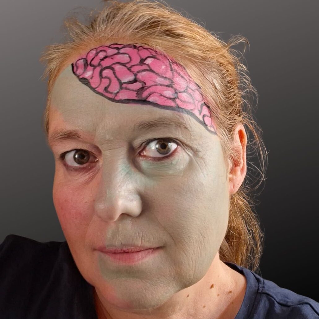 Halloween zombie schmink met zwart omlijnde hersenen en donkere oogschaduw – verkrijgbaar bij SchminkenGrime.nl