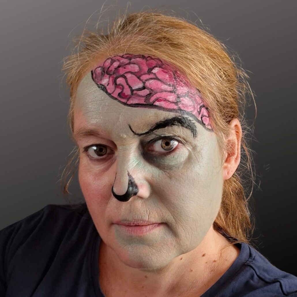 Halloween zombie schmink met tanden en rode lippen – griezelig schminkvoorbeeld van Josefa, verkrijgbaar bij SchminkenGrime.nl