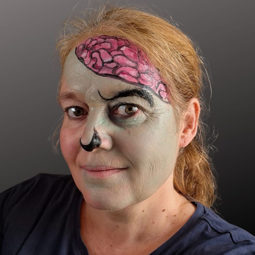Halloween zombie schmink met donkere ogen en bloedspatten – gemaakt door Josefa, verkrijgbaar bij SchminkenGrime.nl