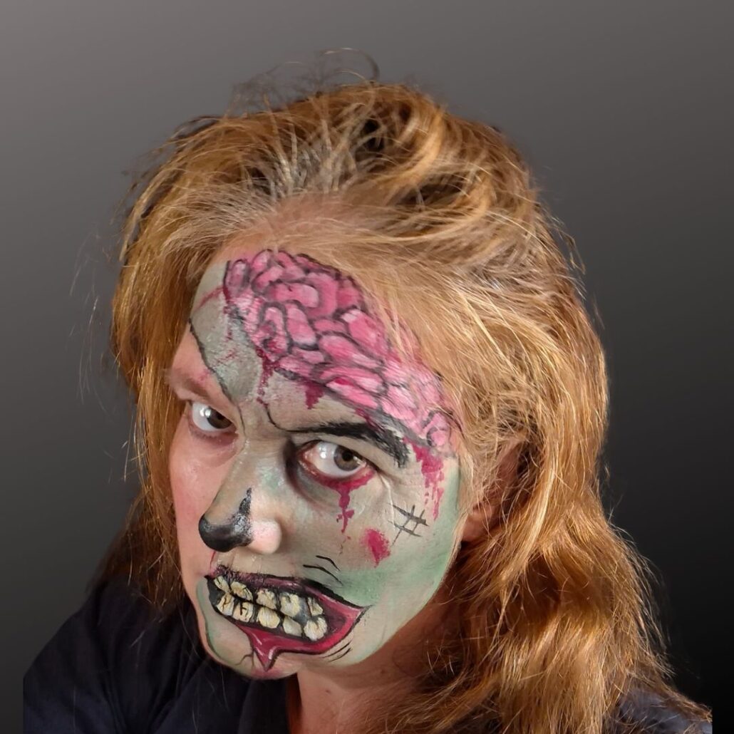 Halloween zombie schmink bijna af – roze hersenen, donkere ogen en rommelig haar – verkrijgbaar bij SchminkenGrime.nl
