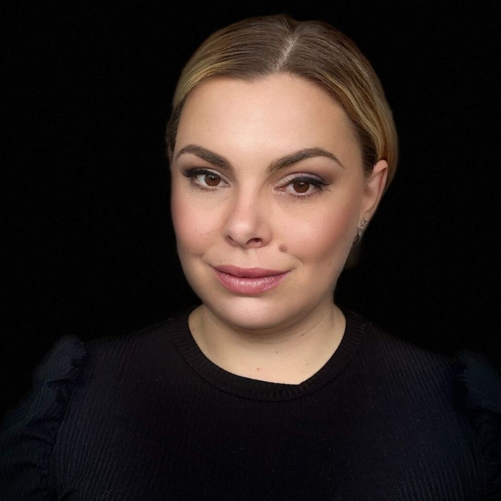 Voorbereiding voor heks kinderschmink op schoon gezicht, stap 1 van Halloween schmink