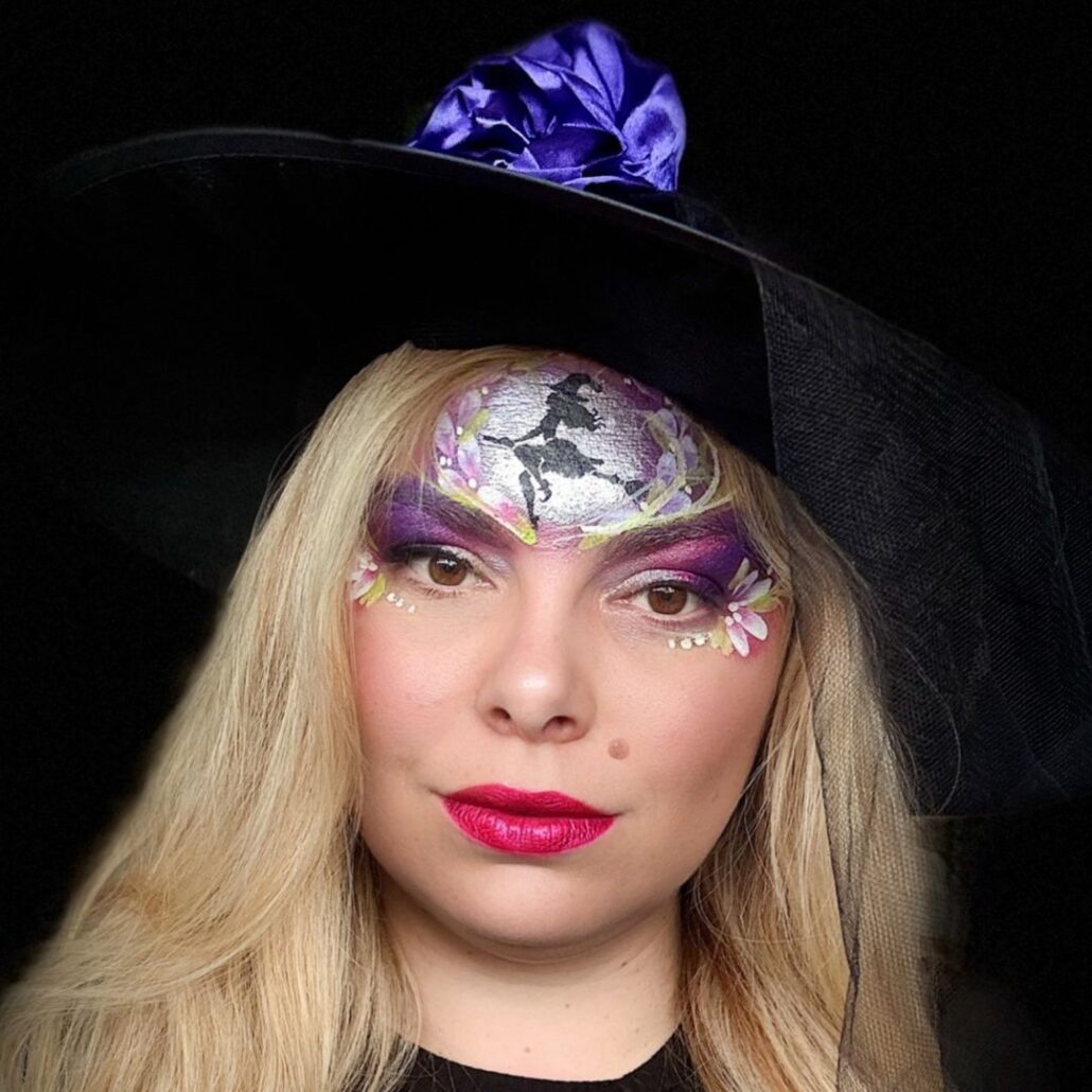 Complete heks kinderschmink met hoed, lipstick en glitterdetails, Halloween schmink voorbeeld, verkrijgbaar bij SchminkenGrime.nl