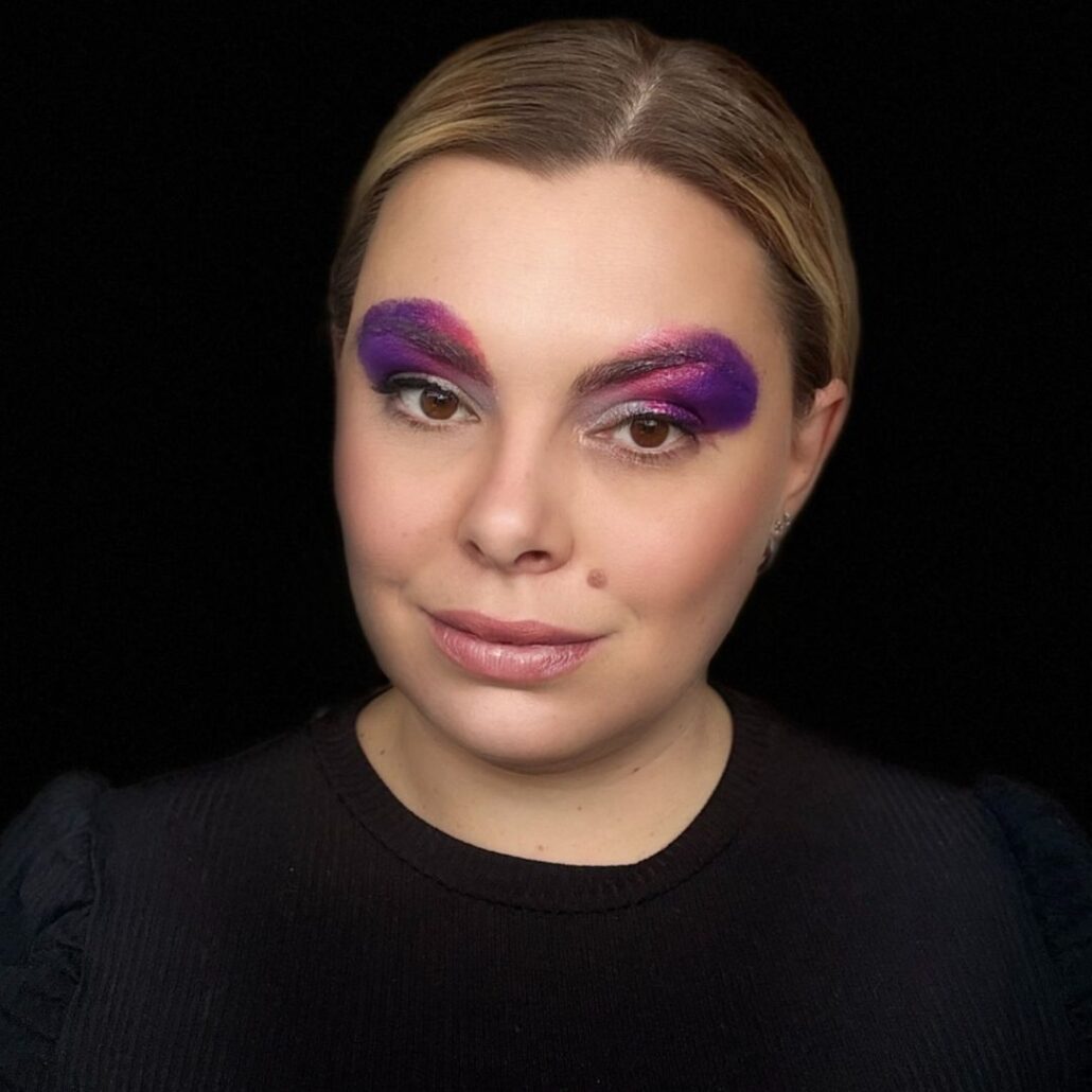 Heks kinderschmink met eerste paarse tinten boven de ogen, Halloween schmink voorbeeld voor meisjes, verkrijgbaar bij SchminkenGrime.nl