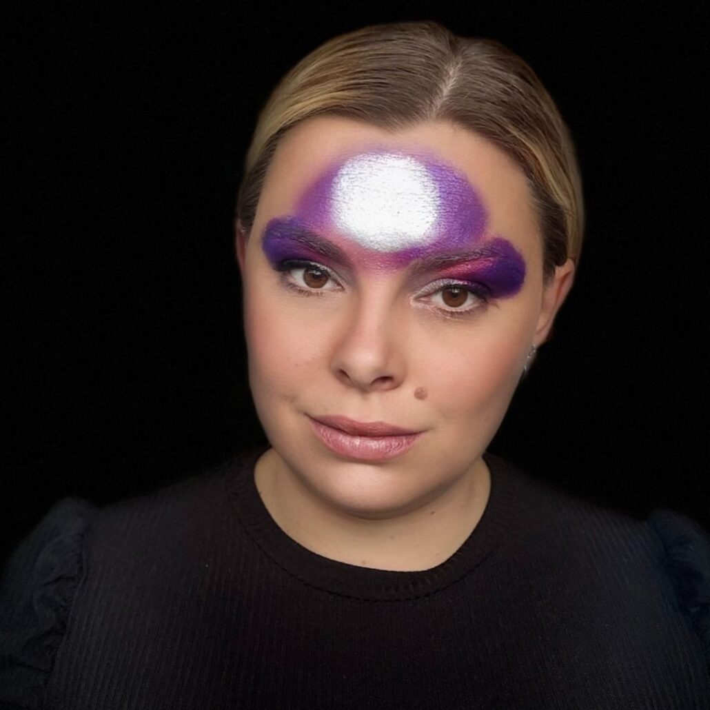 Heks kinderschmink met zilveren maan in het midden van het voorhoofd, stap voor stap schminkvoorbeeld, verkrijgbaar bij SchminkenGrime.nl