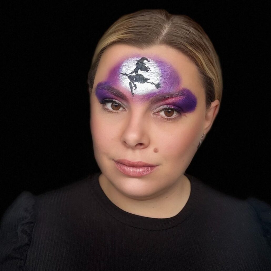 Heks kinderschmink met zwart heksenfiguur op zilveren maan, Halloween schmink voorbeeld, verkrijgbaar bij SchminkenGrime.nl