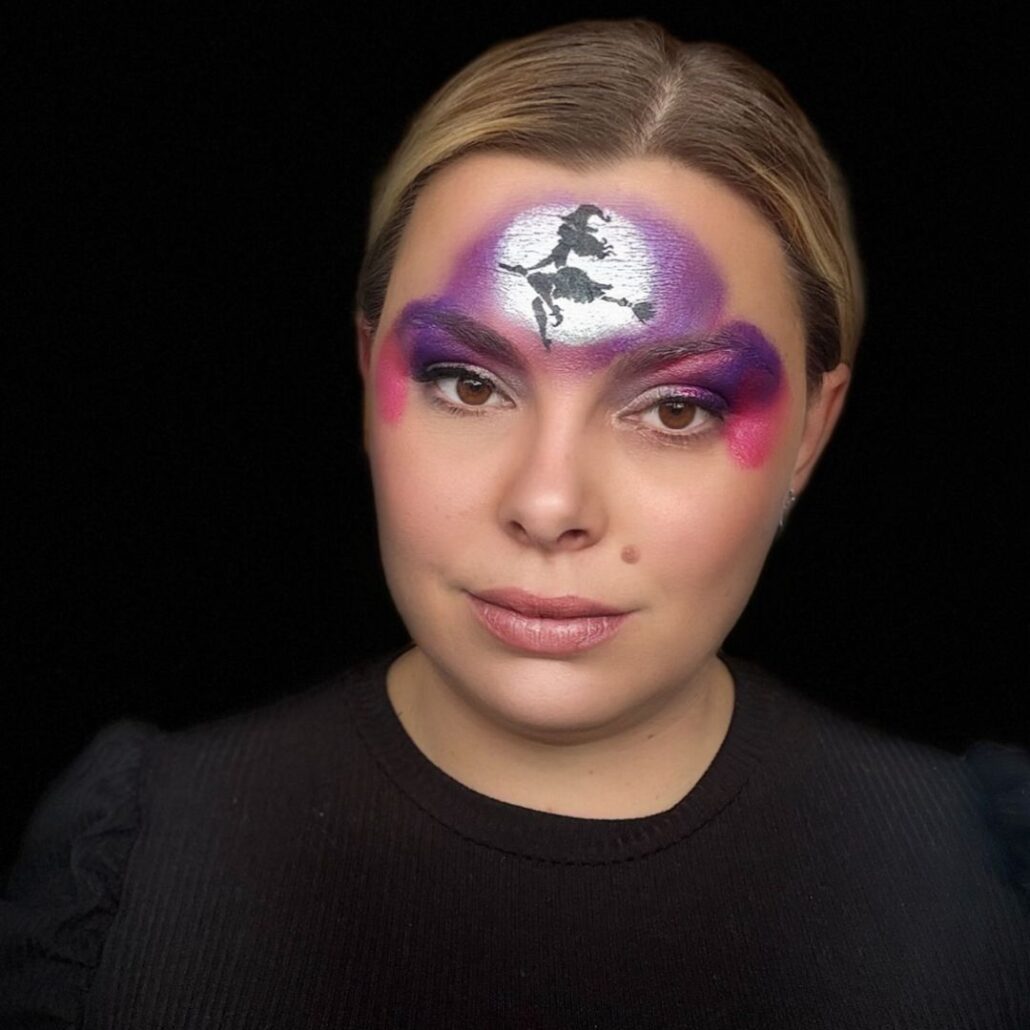 Heks kinderschmink met paarse en roze kleurverloop bij de slapen, schmink voorbeeld voor beginners, verkrijgbaar bij SchminkenGrime.nl