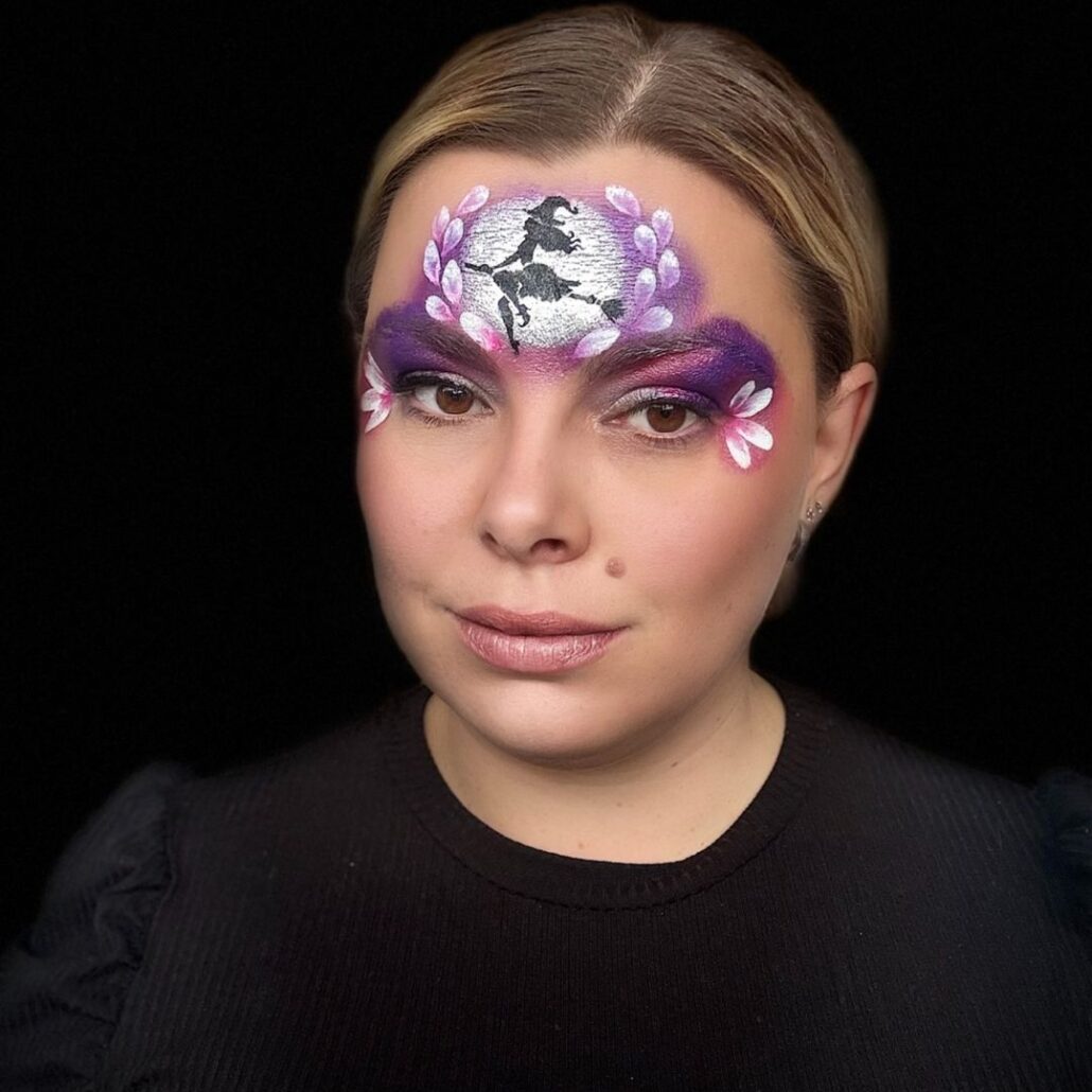 Heks kinderschmink met bloemen en blaadjes rond de ogen, kleurrijke Halloween look, verkrijgbaar bij SchminkenGrime.nl