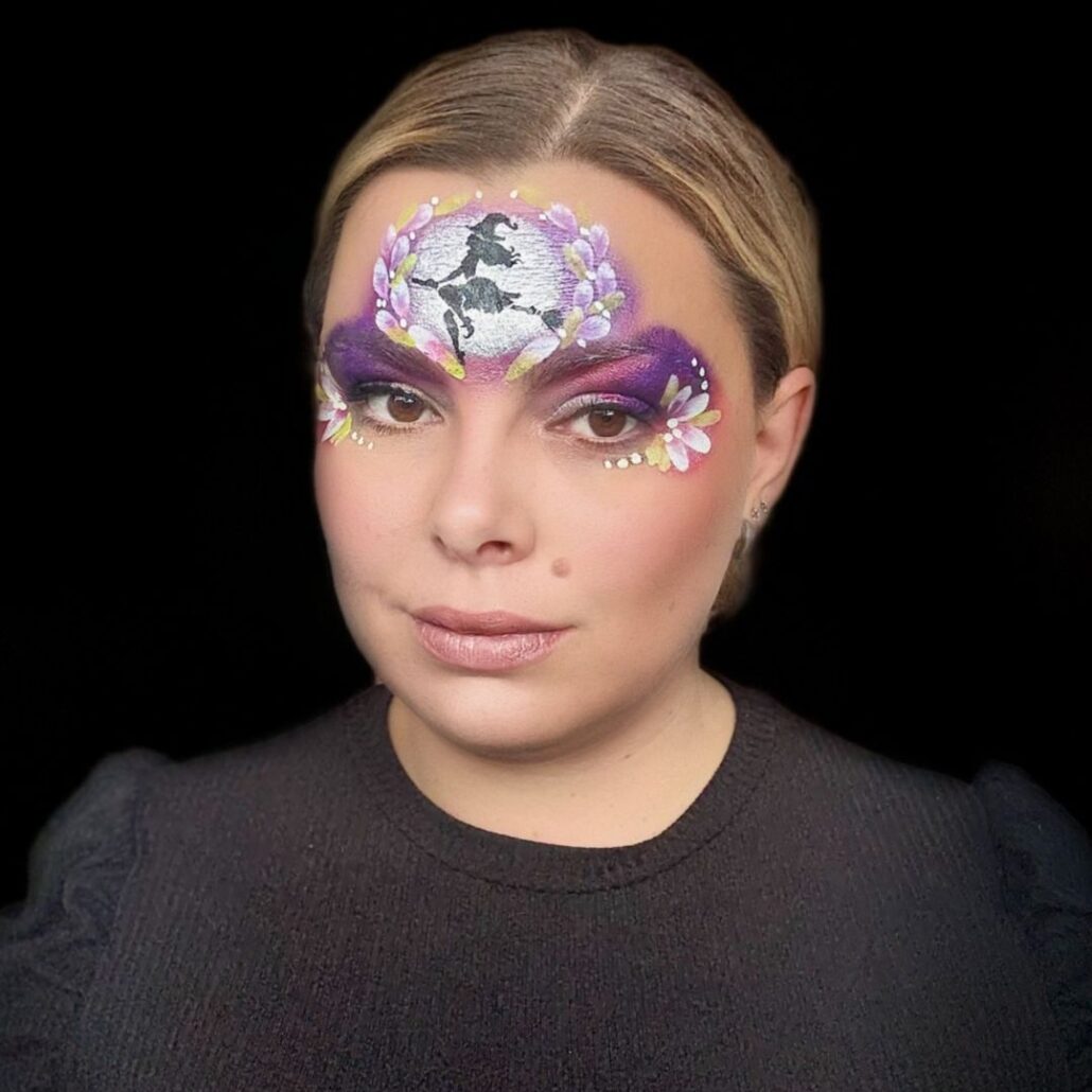 Voltooide heks kinderschmink met zilveren maan, bloemenkrans en glitter, Halloween look voor meisjes, verkrijgbaar bij SchminkenGrime.nl