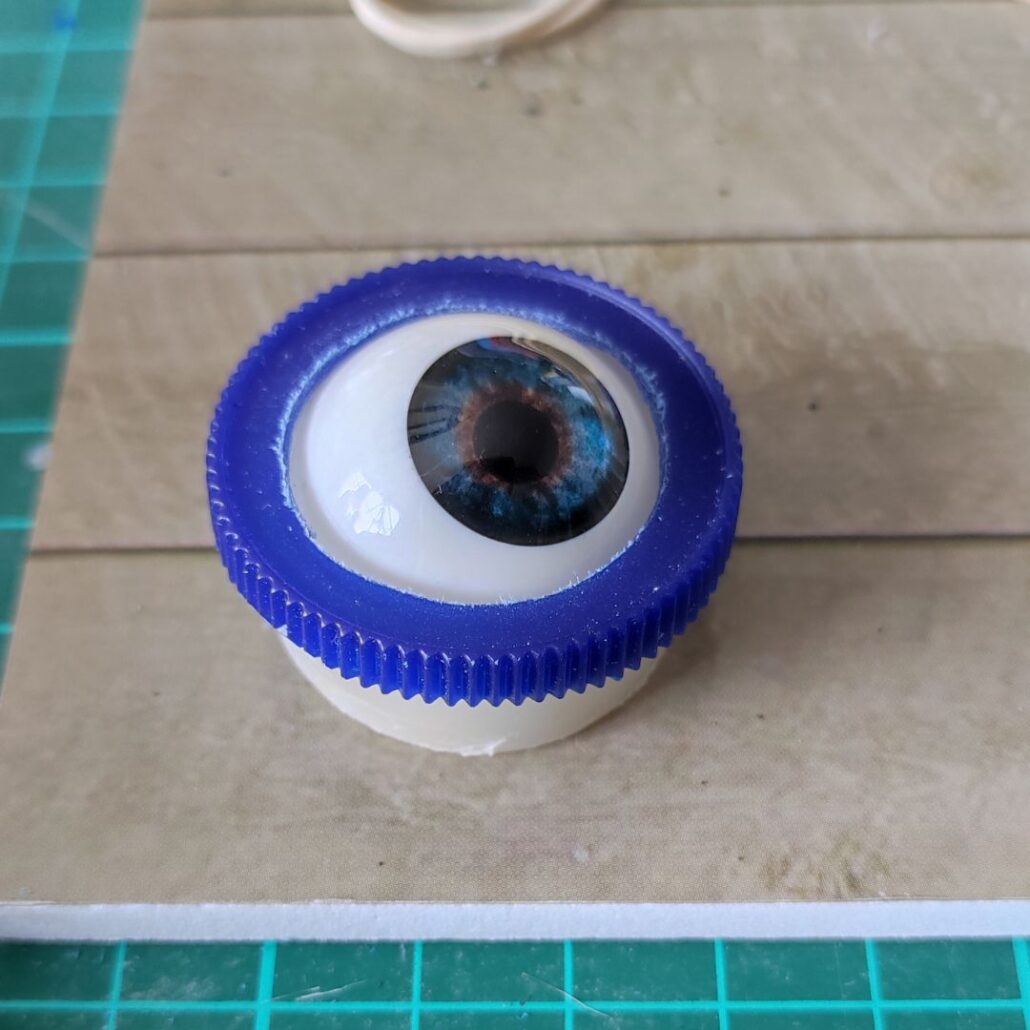 Mad-Eye Moody kunstoog maken van plastic dop en Grimas kunstoog, Halloween grime project, verkrijgbaar bij SchminkenGrime.nl