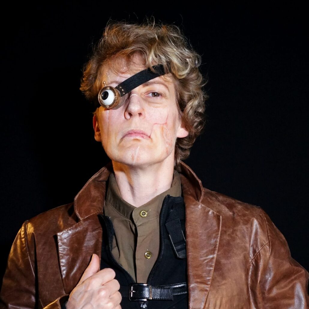 Mad-Eye Moody Halloween look van opzij met gouden oog en realistische huid, verkrijgbaar bij SchminkenGrime.nl