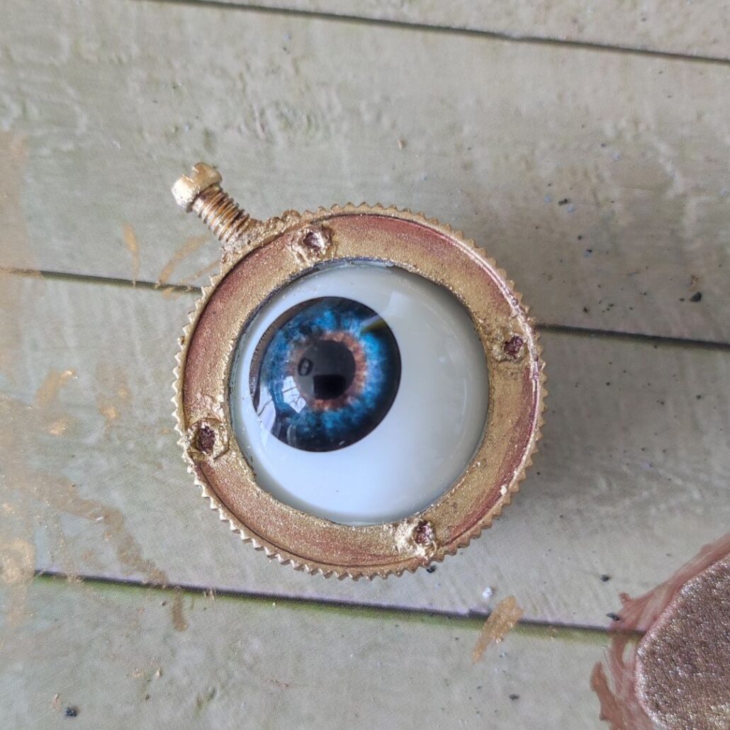 Kunstoog van Mad-Eye Moody beschilderd met gouden metallic poeder, Halloween effect make-up, verkrijgbaar bij SchminkenGrime.nl