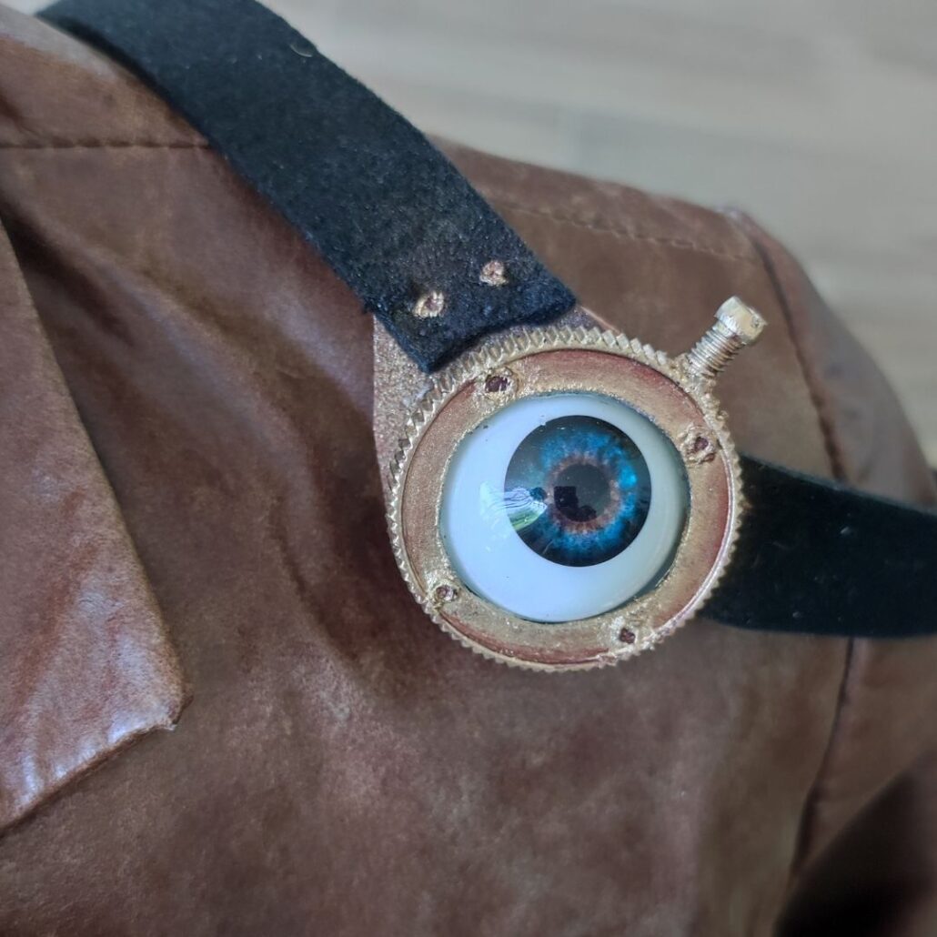 Afgewerkt Mad-Eye Moody kunstoog bevestigd op leren band, Halloween grime accessoire, verkrijgbaar bij SchminkenGrime.nl