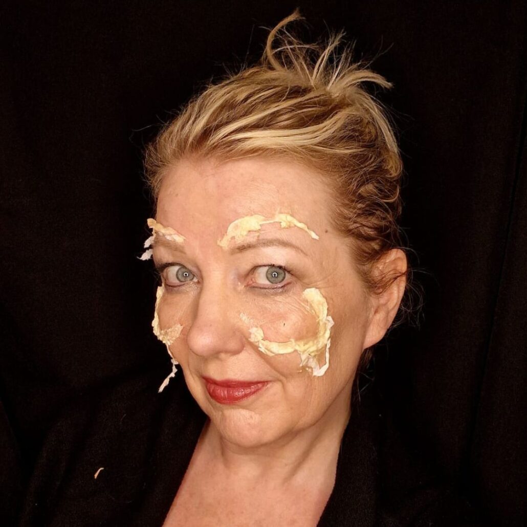 Begin van de Meat Moth schminklook met latex en tissue rond de ogen, stap één van de enge Halloween schmink door Syl Verberk, verkrijgbaar bij SchminkenGrime.nl