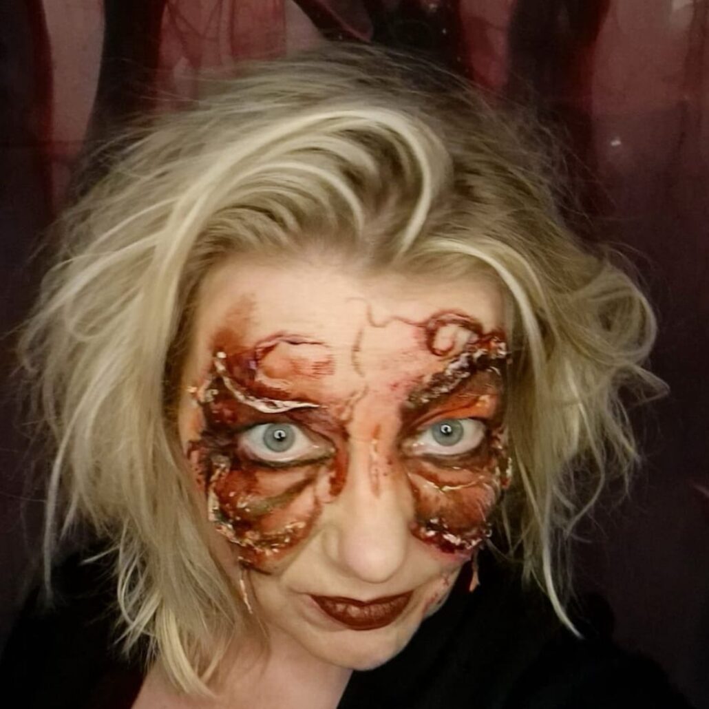 Syl Verberk met de volledige Meat Moth Halloween schmink, een enge look met latex en rode details van SchminkenGrime.nl