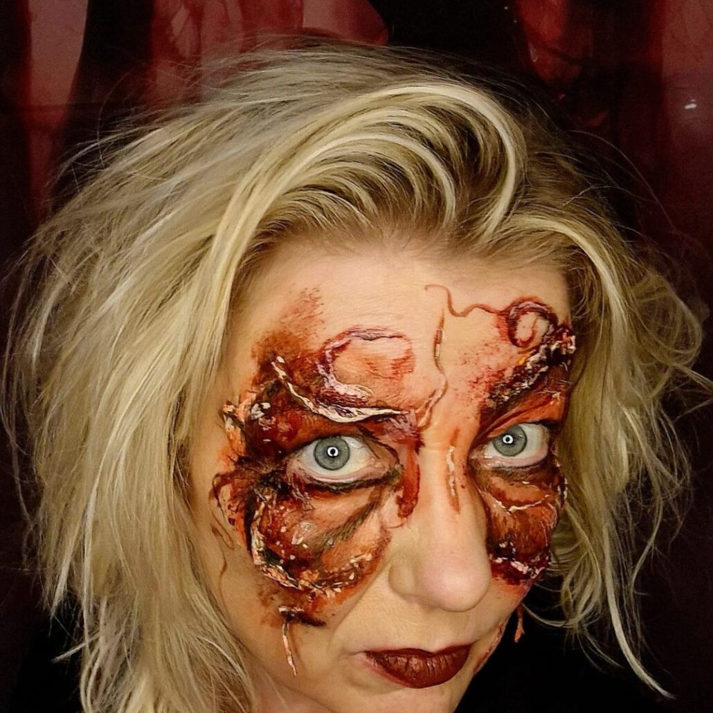 Close-up van de enge Meat Moth Halloween schmink met bloedige details door Syl Verberk, gemaakt met SchminkenGrime.nl producten