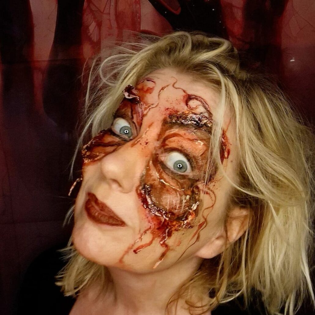 Syl Verberk toont haar afgewerkte Meat Moth schminklook – een enge Halloween creatie met latex en bloed, verkrijgbaar bij SchminkenGrime.nl