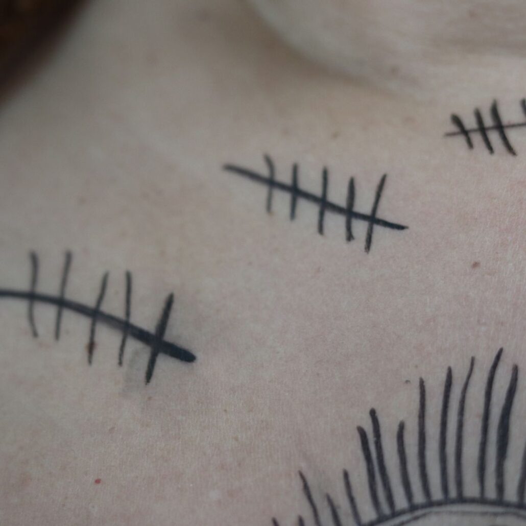 The Crow make-up voorbeeld van het alziend oog tattoo ontwerp met zwarte schmink, geïnspireerd op The Crow film, verkrijgbaar bij SchminkenGrime.nl