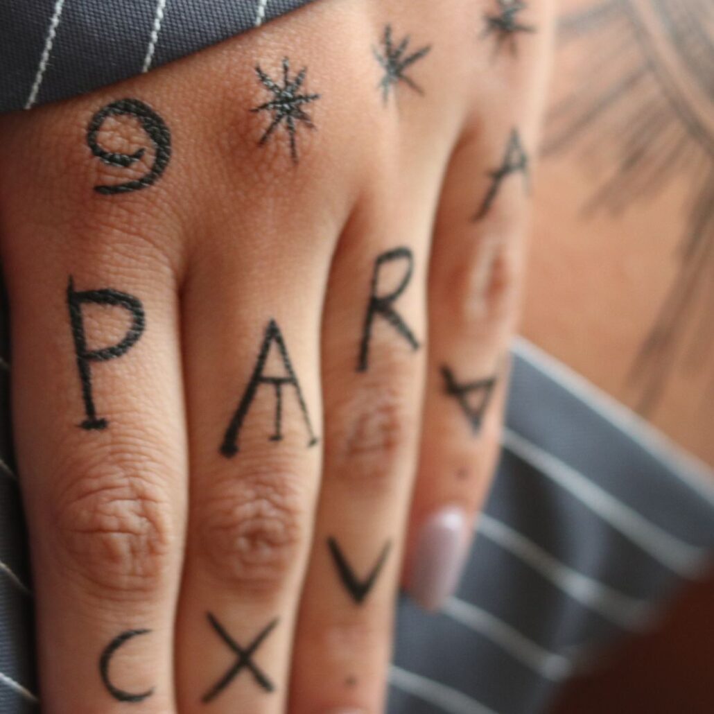 The Crow make-up voorbeeld van handtattoo in zwarte schmink, realistisch en krachtig, verkrijgbaar bij SchminkenGrime.nl