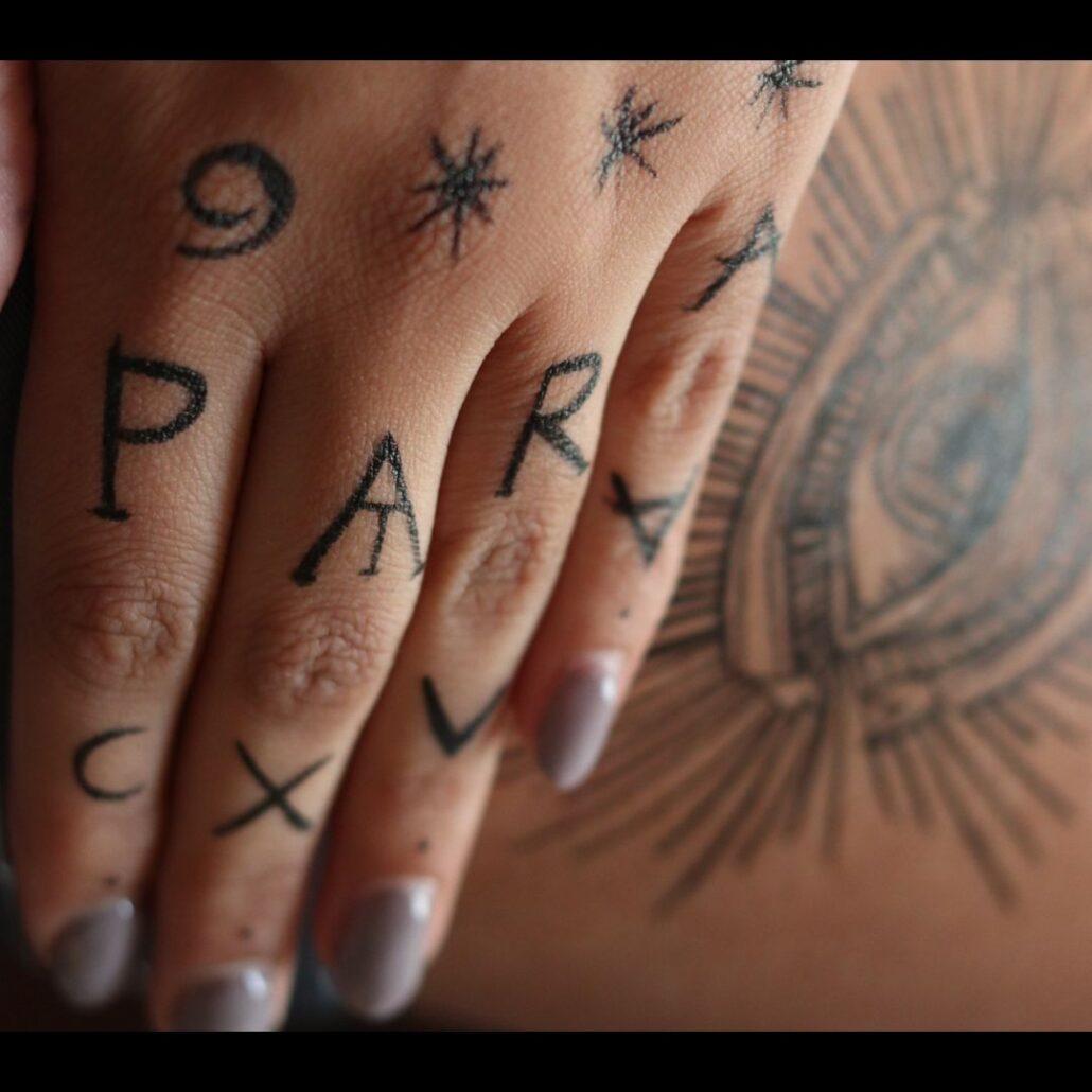 The Crow make-up handtattoos met zwarte schmink, heksachtige symbolen geïnspireerd op The Crow film, verkrijgbaar bij SchminkenGrime.nl