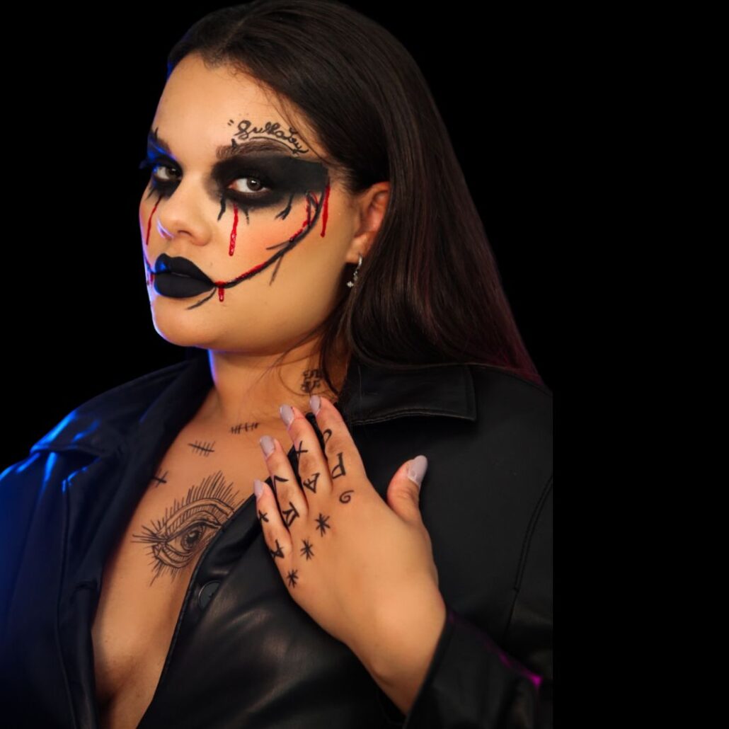 The Crow make-up look met zwarte ogen, bloedaccenten en handtattoos, geïnspireerd op Bill Skarsgård, verkrijgbaar bij SchminkenGrime.nl