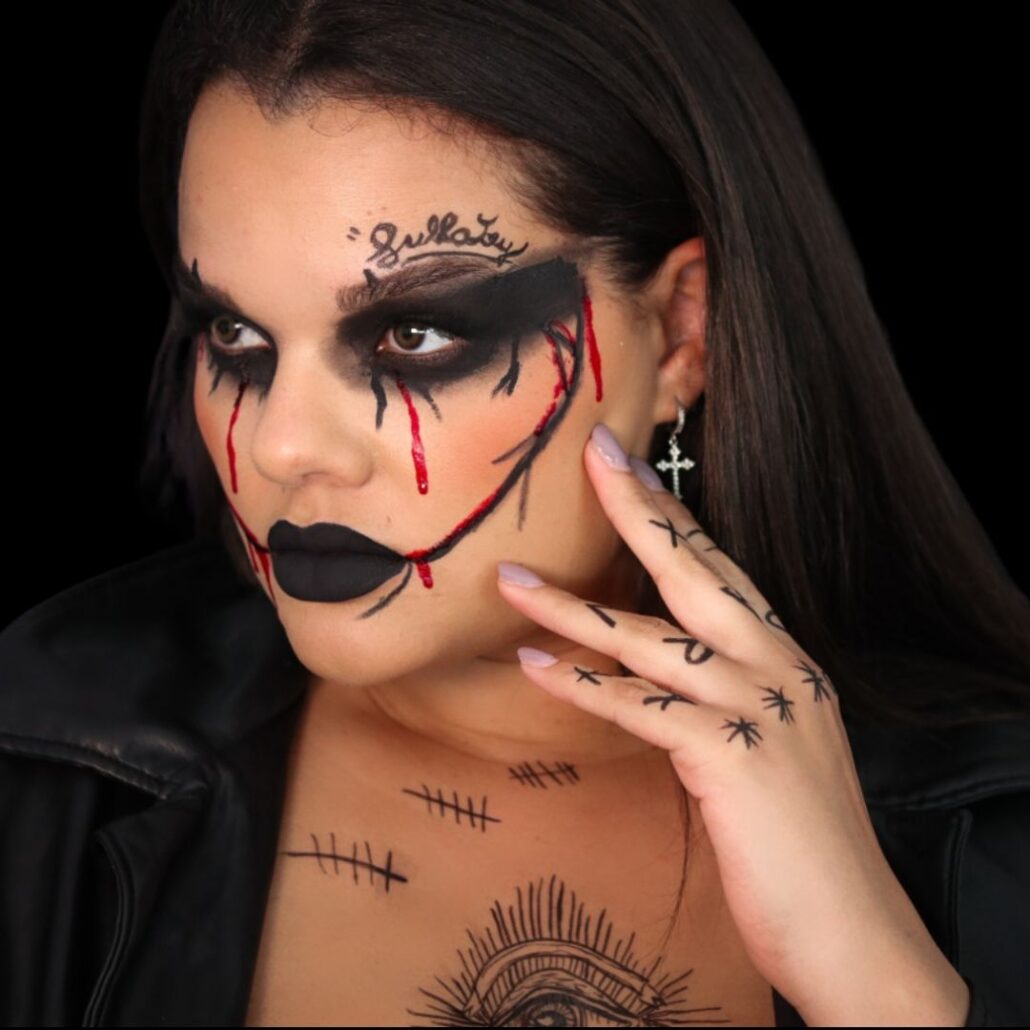 The Crow make-up close-up met zwarte oogschaduw, bloedige lijnen en gothic details, geïnspireerd op The Crow film, verkrijgbaar bij SchminkenGrime.nl