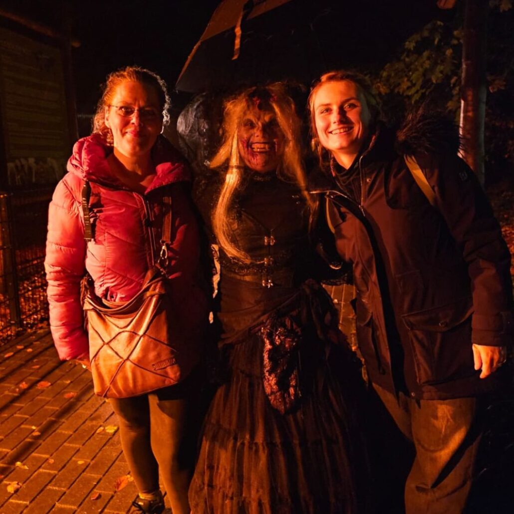 Schminkteam bij Halloween The Villains met angstaanjagend karakter in zwarte jurk, gegrimeerd door SchminkenGrime.nl, verkrijgbaar bij SchminkenGrime.nl