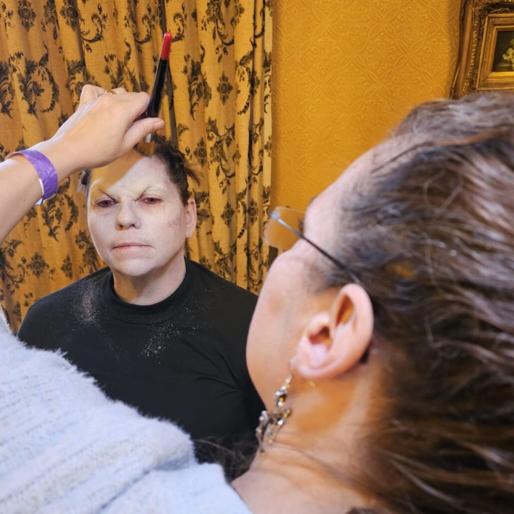 Make-up artist van SchminkenGrime.nl brengt witte basis aan voor Halloween The Villains, verkrijgbaar bij SchminkenGrime.nl