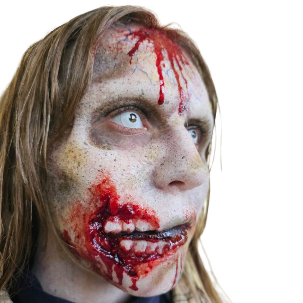 Zombie make-up met FX-bloed en witte contactlenzen bij Halloween The Villains, door SchminkenGrime.nl, verkrijgbaar bij SchminkenGrime.nl